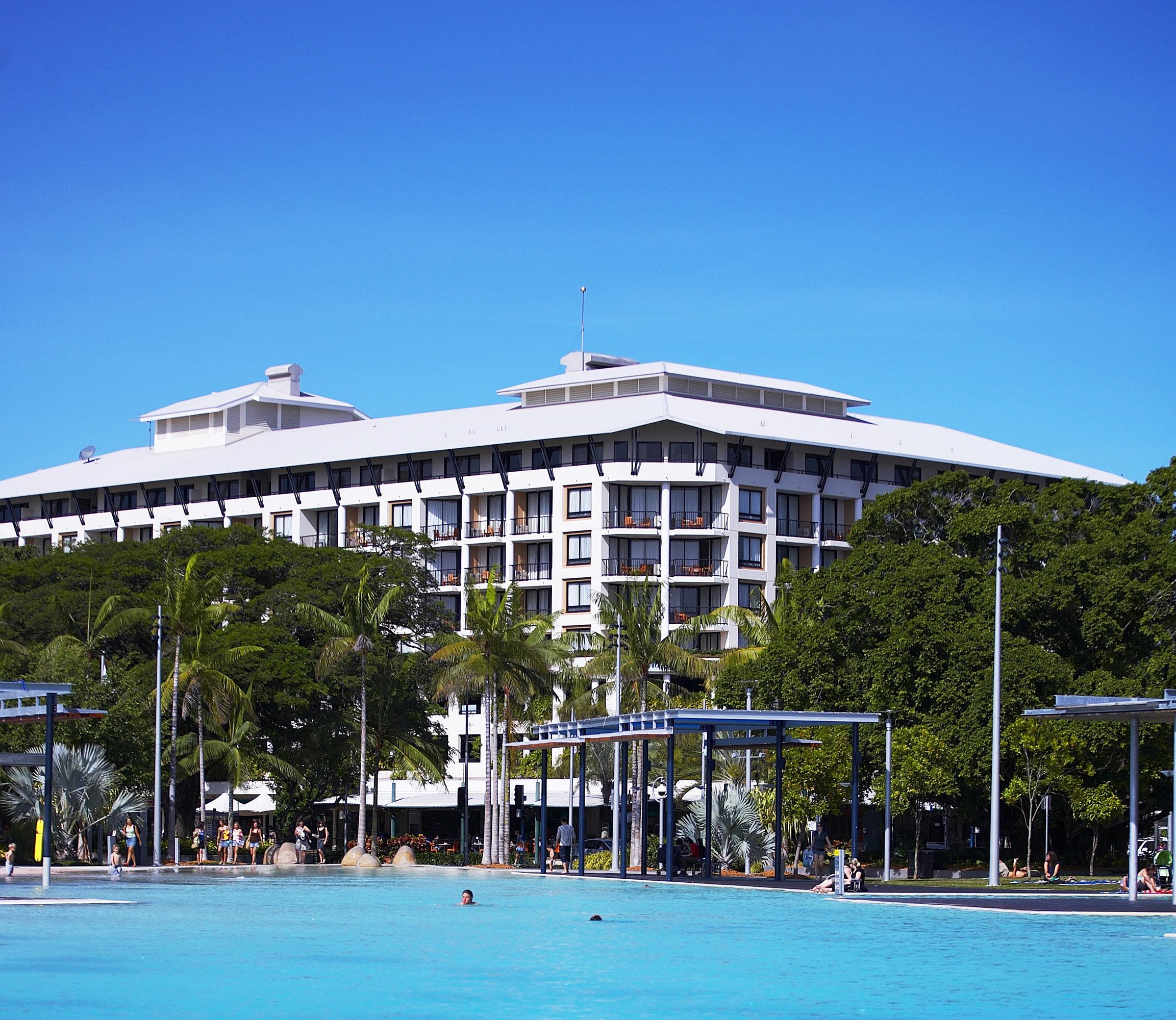 Отель Mantra Esplanade Кэрнс Экстерьер фото